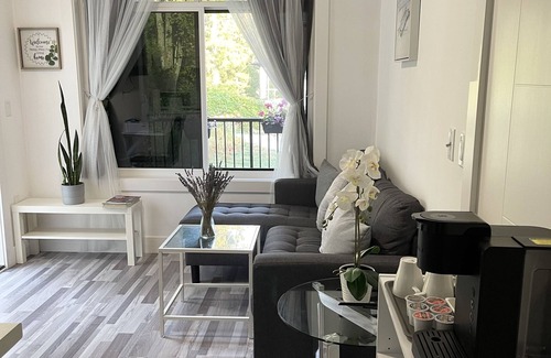 Mission House | AC one bedroom unit in a quiet neighborhood