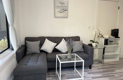 Mission House | AC one bedroom unit in a quiet neighborhood