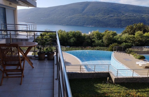 Denovici House | Acacia Hill Grape Apartment