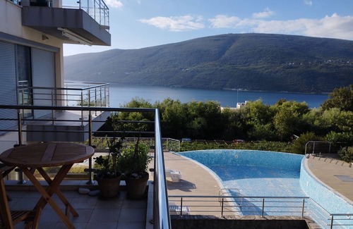 Denovici House | Acacia Hill Grape Apartment