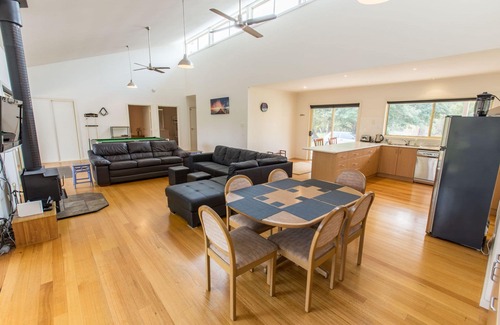 Forge Creek House | Acacia - Quiet, relaxing holiday house on Lake Victoria with your own beach