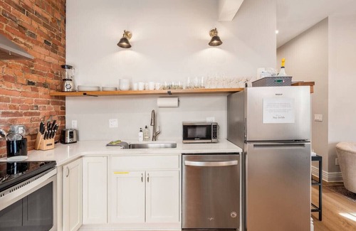 Italian Village Apartment | Access OSU & Crew Stadium | Pet Friendly | Parking