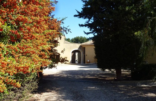 Maubec Apartment | accollé an old farmhouse, Apt. 1st fl. (6 pl) renovated pool, sauna, and spa