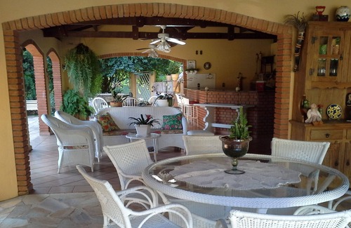 Jundiai House | ACCOMMODATES FAMILIES WITH CHILDREN AND ANIMALS