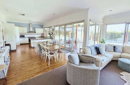 Echuca House | ACE Echuca Holiday House – Central, Stylish, Clean & Cozy with Pool & Fire