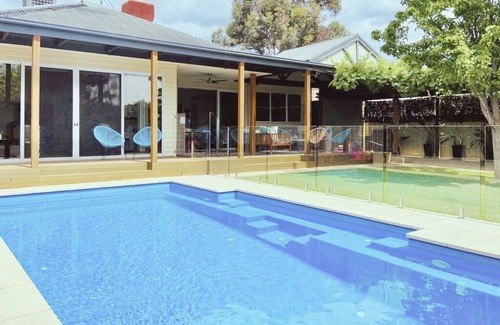 Echuca House | ACE Echuca Holiday House – Central, Stylish, Clean & Cozy with Pool & Fire