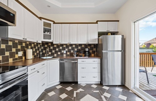 Niagara Falls House | ACE Getaway. 500m to Clifton Hill. Walk to the Falls.
