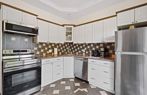 Niagara Falls House | ACE Getaway. 500m to Clifton Hill. Walk to the Falls.
