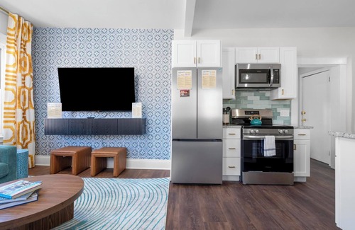 Westside Norwich Apartment | Ace|King Suite-3 King Beds-1.8 Mi. To Mohegan
