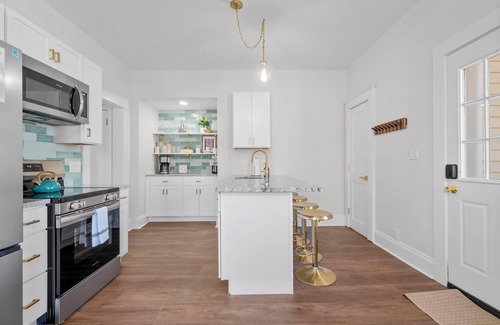 Westside Norwich Apartment | Ace|King Suite-3 King Beds-1.8 Mi. To Mohegan