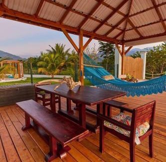 Omoa Villa | Acogedora Cabaña con Piscina y kiosco de playa
