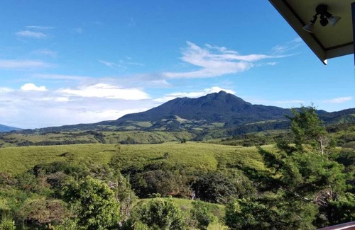 Tierras Morenas House | Acogedora casa en la montaña con piscina infinita