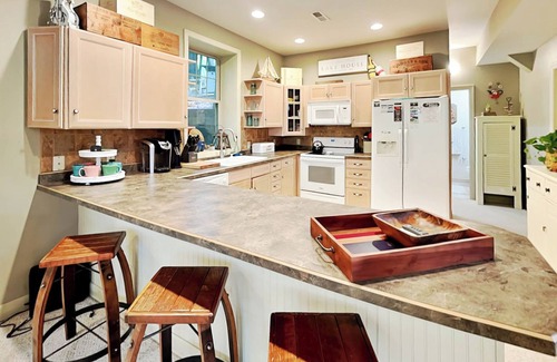 Oakland House | Acorn Cottage | Luxe Vibes, Outdoor Living Spaces + Breathtaking Lake Views!