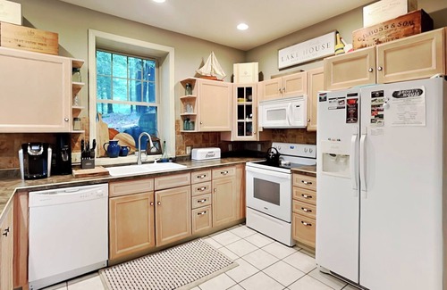 Oakland House | Acorn Cottage | Luxe Vibes, Outdoor Living Spaces + Breathtaking Lake Views!