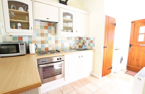 Ashford Cottage | Acorn Cottage - Well equipped cottage in countryside location.
