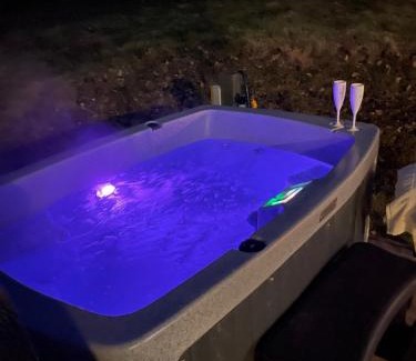 Raymonds Hill Apartment | Acorns with own hot tub, romantic escape, close to Lyme Regis