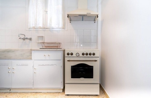 Makrigianni Apartment | Acropolis, Bright, Calming Retreat with Balcony