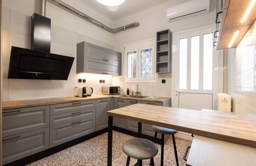 Athens City Centre Apartment | Acropolis View 3-Bdrm with Rooftop Garden & Jacuzzi