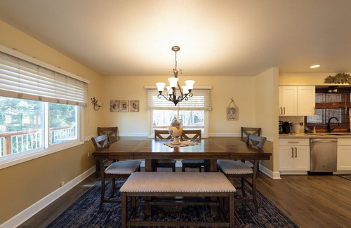 Big Bear Lake Cabin | ACROSS FROM LAKE! 225 FIVE STAR REVIEWS! JACUZZI, POOL TABLE, PACMAN, EV CHARGER