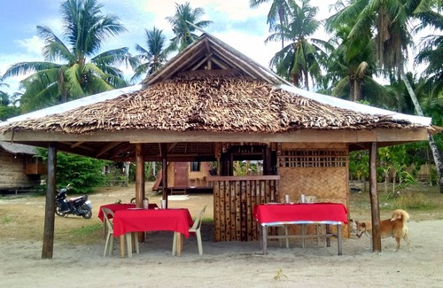 Mimaropa House | Acuario beach inn is a beach front area. A native hut which has 3 rooms inside.