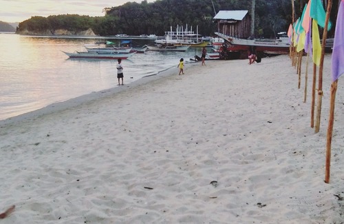 Mimaropa House | Acuario beach inn is a beach front area. A native hut which has 3 rooms inside.