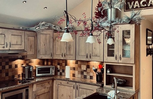 Salida Cabin | ADA Compliant Cabin. Luxury finishes, pet friendly. Garden, 3 blocks to downtown