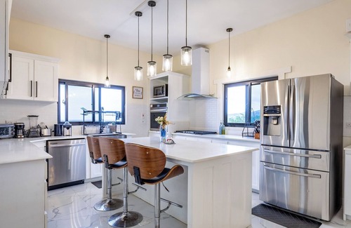Boscobel Villa | Adina View: Oceanview 8BR, Pool, Jacuzzi, Chef, Gym, WiFi, AC, Backyard BBQ