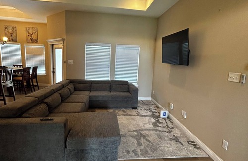 South Side House | Admirable southside location!
