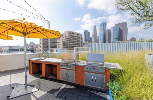 Historic Core Apartment | Adorable 2bed Apt with balcony & Rooftop Pool with stunning city skyline views