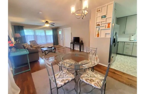 Orange Prairie House | Adorable 3 bdrm ranch home in the heart of Peoria!