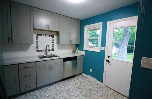 Orange Prairie House | Adorable 3 bdrm ranch home in the heart of Peoria!