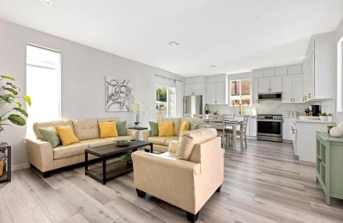 Valley Glen House | Adorable 3 bedroom with Jacuzzi & more