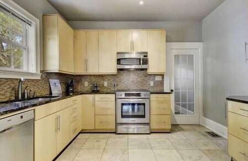 Galindo House | Adorable 3BR 1930s bungalow centrally located