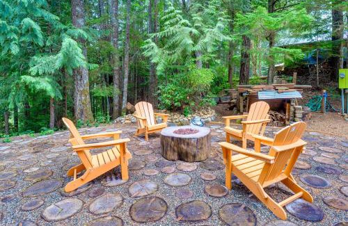 Hoodsport House | Adorable A-Frame Cabin, Steps to Lake Cushman!