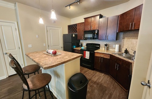 Executive Park Apartment | Adorable apartment w/pool view