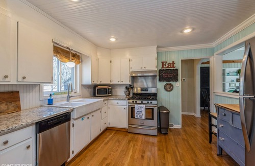 Michiana Shores Cabin | Adorable Beach Cabin just a short stroll from a Beautiful Private Beach! 30 Day Minimum