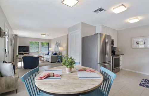 Indian Beach Sapphire Shores Cottage | Adorable Brach Cottage Bungalow in Sunny Sarasota