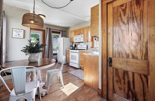 Marion House | Adorable Cottage in small town of Marion. Just a few blocks from Uptown