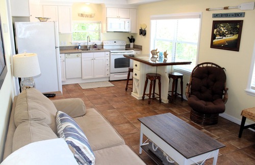 Weirsdale Cottage | Adorable cottage on white sand beach, only 10 minutes to The Villages
