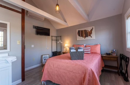 Alton Bay House | Adorable Cottage with stunning Lake Views