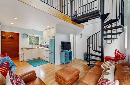 Alyeska House | Adorable cottage with spiral stairs - near skiing, hiking & airport