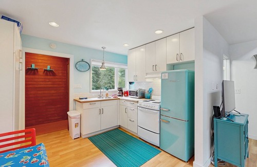 Alyeska House | Adorable cottage with spiral stairs - near skiing, hiking & airport