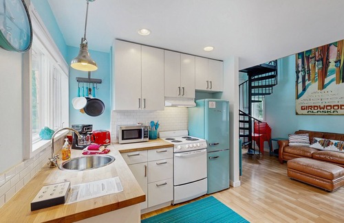 Alyeska House | Adorable cottage with spiral stairs - near skiing, hiking & airport