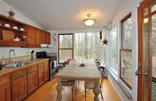 Woodstock Cottage | ADORABLE CREEK COTTAGE Charming Original Details, Fireplace, Near Town, WiFi
