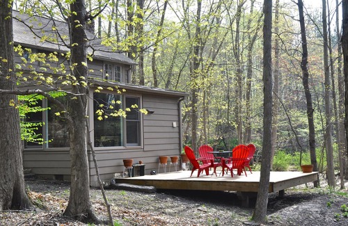 Woodstock Cottage | ADORABLE CREEK COTTAGE Charming Original Details, Fireplace, Near Town, WiFi