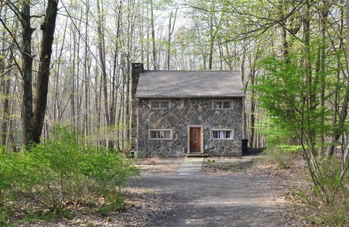 Woodstock Cottage | ADORABLE CREEK COTTAGE Charming Original Details, Fireplace, Near Town, WiFi