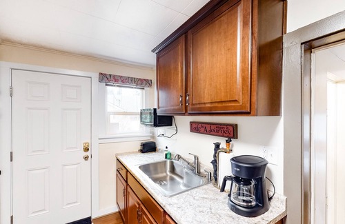 Springfield House | Adorable dog-friendly duplex near Main Street with full kitchen