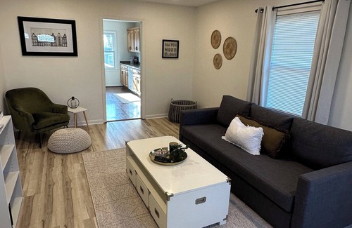 Pewaukee House | Adorable lake house retreat - steps from the lake and restaurants!