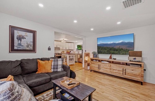 Jefferson House | Adorable Mountain View New Englander