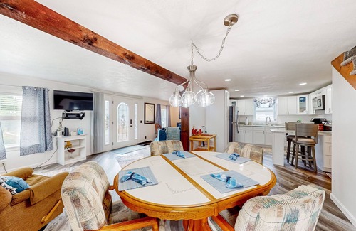 Wells House | Adorable nautical home close to town, W/D, & streaming, dog friendly